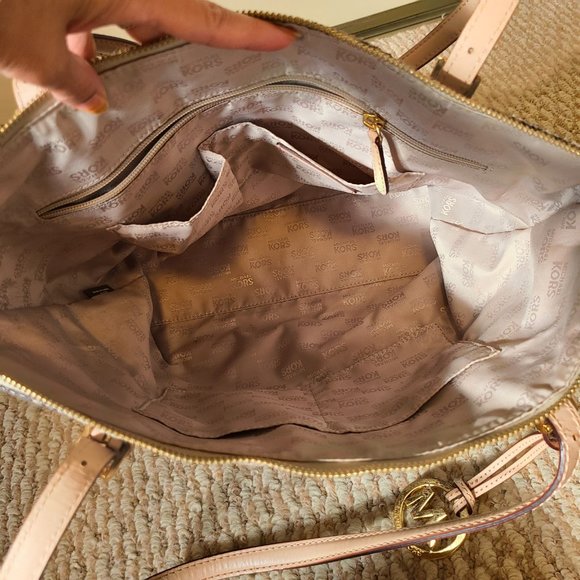 LIKE NEW "MICHAEL KORS" LEATHER TOTE BAG - Picture 3 of 9